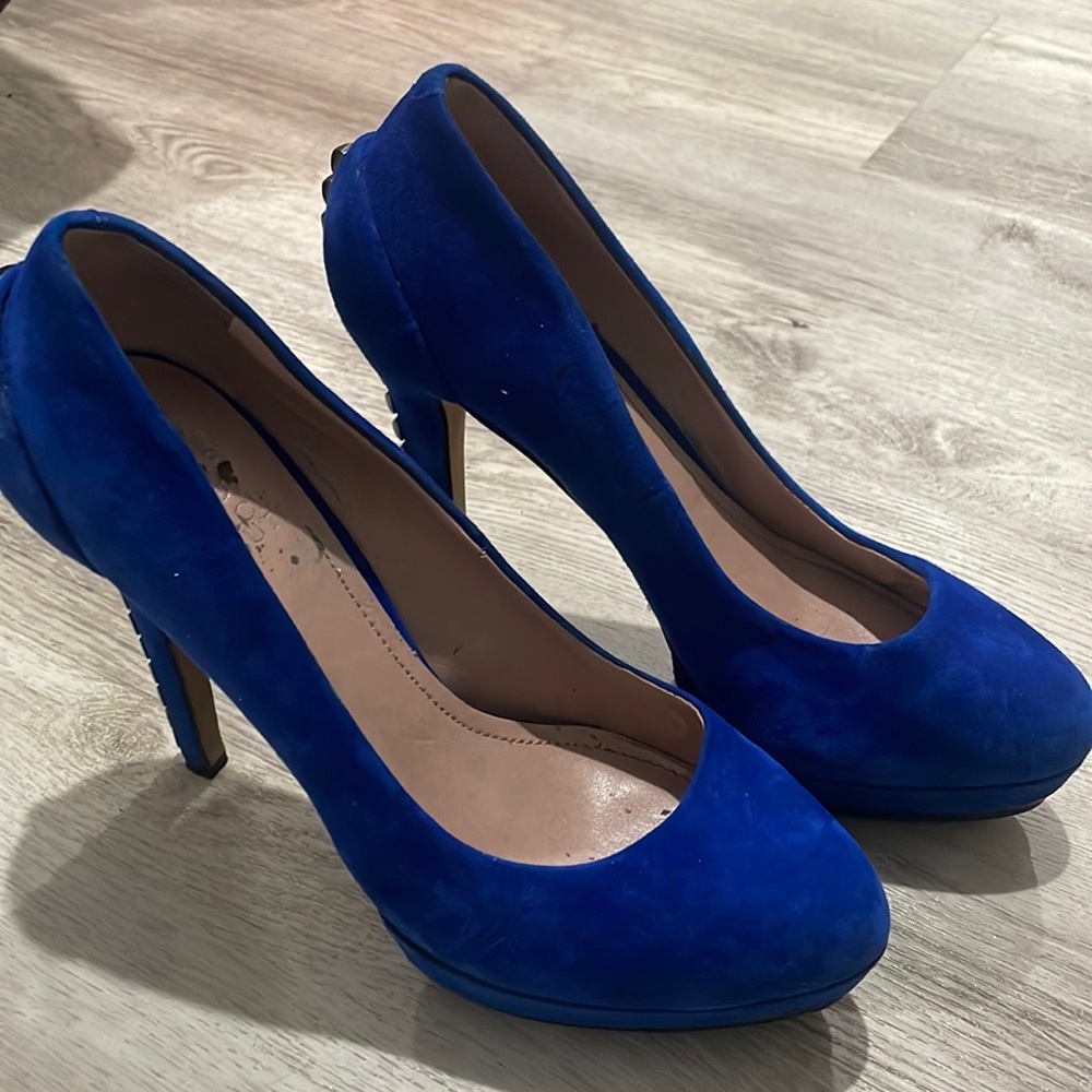 Vince camuto blue velvet size 8